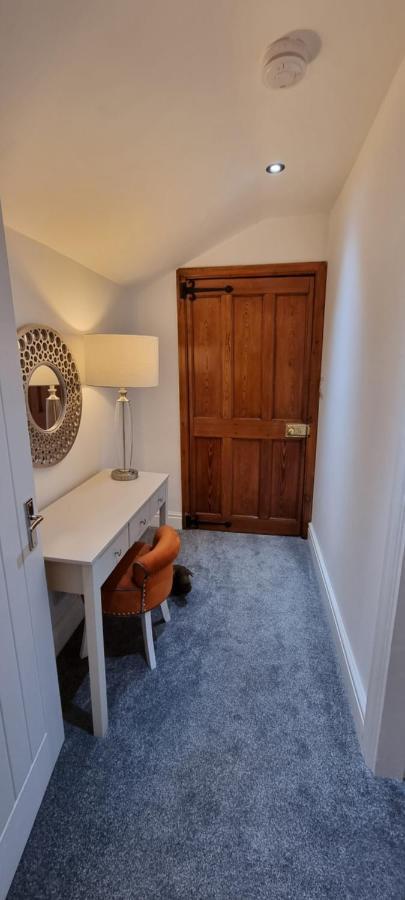 Modern And Spacious 2 Bedroom Apartment With Free Parking Glyn Ceiriog Exterior photo
