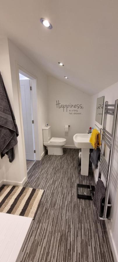 Modern And Spacious 2 Bedroom Apartment With Free Parking Glyn Ceiriog Exterior photo