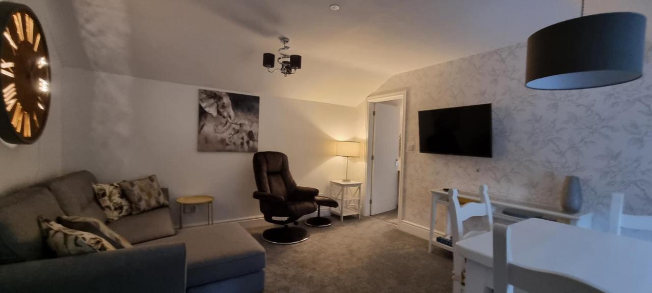 Modern And Spacious 2 Bedroom Apartment With Free Parking Glyn Ceiriog Exterior photo